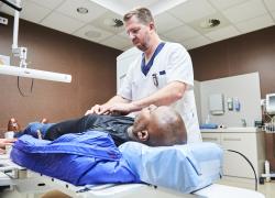 Australia, tumori in aumento negli under 50, 28mila casi di cancro al colon negli ultimi 30 anni, Ian Brighthope: “Può essere correlato al vaccino Covid”