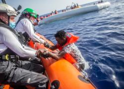 Migranti, naufragio a Lampedusa: morti un adulto e un neonato. Un secondo bimbo rianimato dalla Guardia Costiera