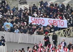 L'affluenza per Ratzinger conferma: i cristiani cercano Dio, non le ONG