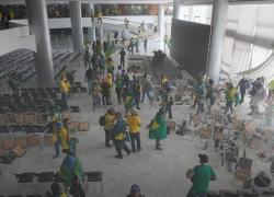 Assalto al Parlamento in Brasile, almeno 1.200 arresti. Bolsonaro condanna il gesto, rimosso il governatore di Brasilia
