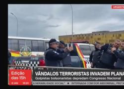 Poliziotti brasiliani si fanno selfie mentre i sostenitori di Bolsonaro assaltano il Congresso - VIDEO