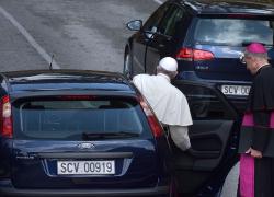 Papa Francesco incontra padre Georg: nel suo libro ha scritto che Bergoglio ha "spezzato il cuore" di Ratzinger