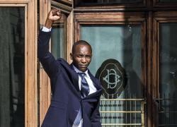 Soumahoro lascia Verdi-Sinistra e aderisce al gruppo Misto: “Amareggiato da Avs”. Ma non molla il posto in Parlamento