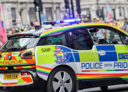Uk, la polizia “arcobaleno” sborsa 66mila sterline in automobili e gadget a tema Lgbt: i cittadini insorgono