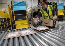 Amazon licenzia i dipendenti che gonfiano i rimborsi spese: inserite cene da Cracco e lingerie di lusso