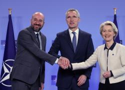 Ue, aumenti record degli stipendi dei burocrati di Bruxelles: oltre 30.000€ al mese per la von der Leyen
