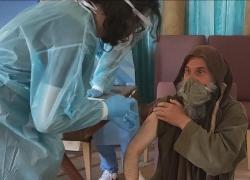 Covid, il missionario Biagio Conte si fa vaccinare in Sicilia e imita Speranza: “Vaccinatevi tutti” 