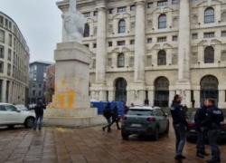 Milano, Ultima generazione colpisce ancora: imbrattato il Dito medio di Cattelan
