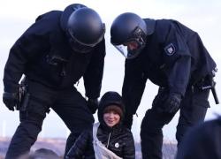  Lützerath, Greta Thunberg arrestata e portata via dalla polizia tedesca durante le proteste - VIDEO