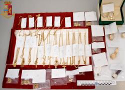 Messina Denaro, il tesoro trovato nel bunker: collane, bracciali, pietre preziose tra cui smeraldi e diamanti