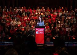 Nuova Zelanda, la premier Ardern si dimette a sorpresa e spiega: "Sono esausta". Indette nuove elezioni per il 14 ottobre