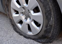 Milano, ecologisti bucano le gomme di decine di suv. La Lega: “Talebani dell’ambientalismo”