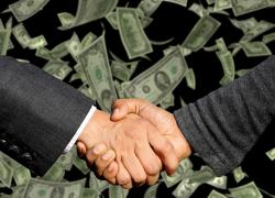Altro che crisi! Banchieri apolidi e top manager sempre più ricchi alle nostre spalle