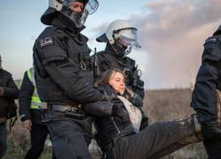 Greta Thunberg portata via a forza dalla polizia a Lützerath.  La farsa continua nel segno del business. Personale, anzitutto