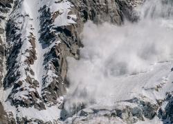 Dolomiti, due valanghe nel Bellunese: travolta e soccorsa una scialpinista 52enne 
