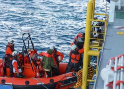 Migranti, Geo Barents sfida Piantedosi con il terzo salvataggio. Verso la Spezia con 237 persone a bordo 