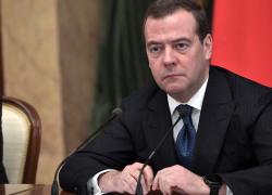 Dimitri Medvedev contro l'ipocrisia di Crosetto: "Inviare le armi a Kiev per fermare la guerra? Sciocco raro"