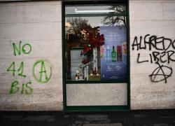 Chi è Alfredo Cospito, l'anarchico col 41bis in sciopero della fame: muri imbrattati e auto incendiate per liberarlo