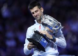 Australian Open, Djokovic batte Tsitsipas in 3 set e riceve il 10° trofeo: "Penso sia la vittoria più bella della mia vita"