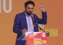 Pd, Giarrusso annuncia l'iscrizione ma dal partito frenano. Bonaccini: "Chieda scusa"