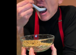 Larve della farina: "Sapore meno deciso e più dolce dei grilli e puoi cenare con gli uccellini"- VIDEO 