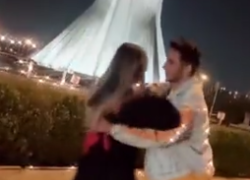 Iran, coppia di influencer condannati a 10 anni per un ballo in piazza a favore delle proteste - VIDEO
