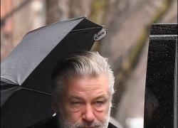 Sparatoria sul set in America, Baldwin incriminato formalmente per omicidio volontario: rischia 18 mesi