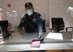 Caos passaporti, 80mila viaggi saltati e 150mld di euro danni. Piantedosi: "Troppe richieste con ripresa viaggi"