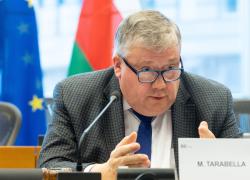 Qatargate, il Parlamento Ue revoca l'immunità a Cozzolino e Tarabella. Il belga: "Ora mi difenderò"