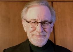 Steven Spielberg commosso durante le riprese del suo "The Fabelmans", prossimo agli Oscar