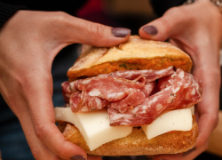 Dopo la censura di Facebook sulla finocchiona rischiano anche il culatello e la pancetta?