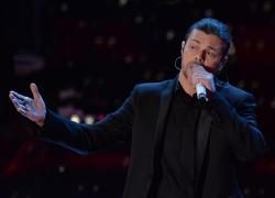 Gianluca Grignani, malore improvviso per il cantante 51enne durante un concerto in un locale di Piacenza