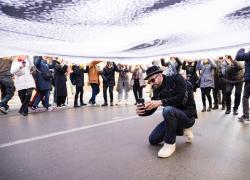 Déplacé∙e∙s, le Gallerie d'Italia di Intesa Sanpaolo ospitano la mostra di JR: una riflessione potente ma delicata sui viaggi dei migranti