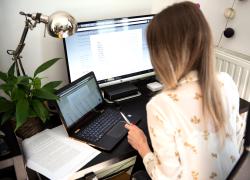 Smart working, proroga per fragili e genitori di under 14 (solo nel privato) fino al 30 giugno 2023