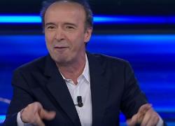 Sanremo, Benigni, la retorica sulla Costituzione e l'ode a Mattarella.  "Canta che ti passa", dimenticando i principi violati negli ultimi tre anni