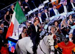 Sanremo, dopo Dante, Mameli e la Costituzione a Benigni resta solo lo statuto del Pd