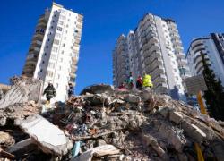 Sisma Turchia e Siria, oltre 45 mila morti. 100 costruttori arrestati: non rispettavano normative del 1999