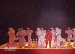 Super Bowl 2023, halftime show: l'esibizione di Rihanna (incinta) sul palco - VIDEO