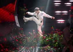 Blanco indagato dalla procura di Imperia per danneggiamento: distrusse le rose sul palco di Sanremo