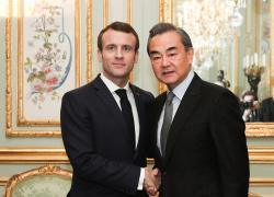 Ucraina, Wang Yi a Macron "Cina pronta ad un piano di pace". Il diplomatico oggi vede Tajani
