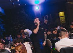 Max Righi e l’arte del one man show: da Napoli a Formentera fino a Milano con furore