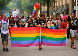 Spagna, passa la "legge trans": gli adolescenti di 16 anni potranno cambiare sesso senza consenso dei genitori