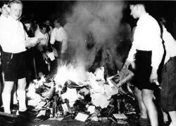 Libri russi distrutti in Ucraina, nel 1933 Hitler mise al rogo 25mila opere di socialisti ed ebrei