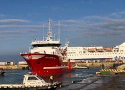 Migranti, Emergency attraccata a Civitavecchia: sbarcate 156 persone, tra cui 28 minori non accompagnati