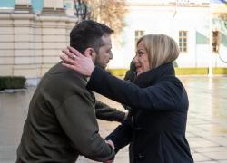 Meloni-Zelensky, baci e abbracci a Kiev: è NATO un amore? - GALLERY