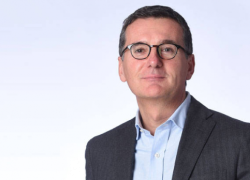EssilorLuxottica, fatturato a € 24,5 mld (+13,9%) nel 2022. Jean-Luc Biamonti nuovo Lead Director