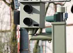 Francia, multa con autovelox a 275 km/h annullata: automobilista scampa la sanzione, per un difetto tecnico velocità non rilevate oltre i 250 km/h