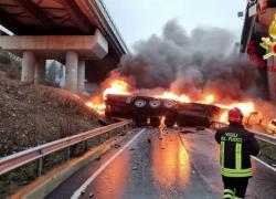 Incidente sull'A1 Barberino-Calenzano, tir sbanda e precipita dal viadotto: morto l'autista 56enne
