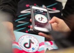 Brescia, 16enne egiziana picchiata per un video su Tiktok senza velo: denunciato il padre