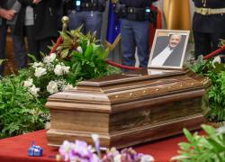 Funerali di Maurizio Costanzo nella Chiesa degli Artisti. Don: "Si è chiuso il sipario ma è finito il primo atto"